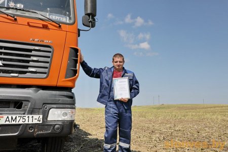 Сергей Назаренко первым в районе перевез 1000 тонн зерна
