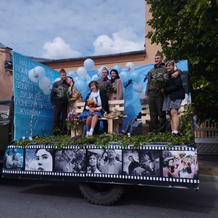 Инсталляция кадров из фильмов военной тематики