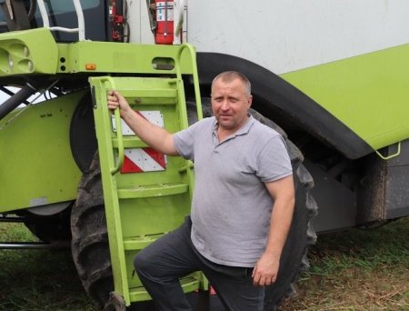 Комбайнер ОАО «Сеньковщина» Олег Александрович Пасюк стал первым в районе, кто преодолел тысячный рубеж по намолоту зерна.