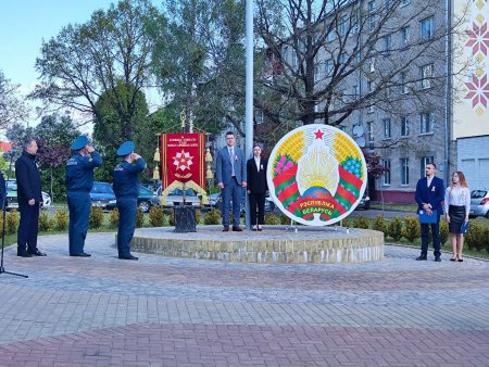 Право поднять Государственный флаг на главном флагштоке района было представлено агроному-агрохимику ОАО «Сеньковщина»
