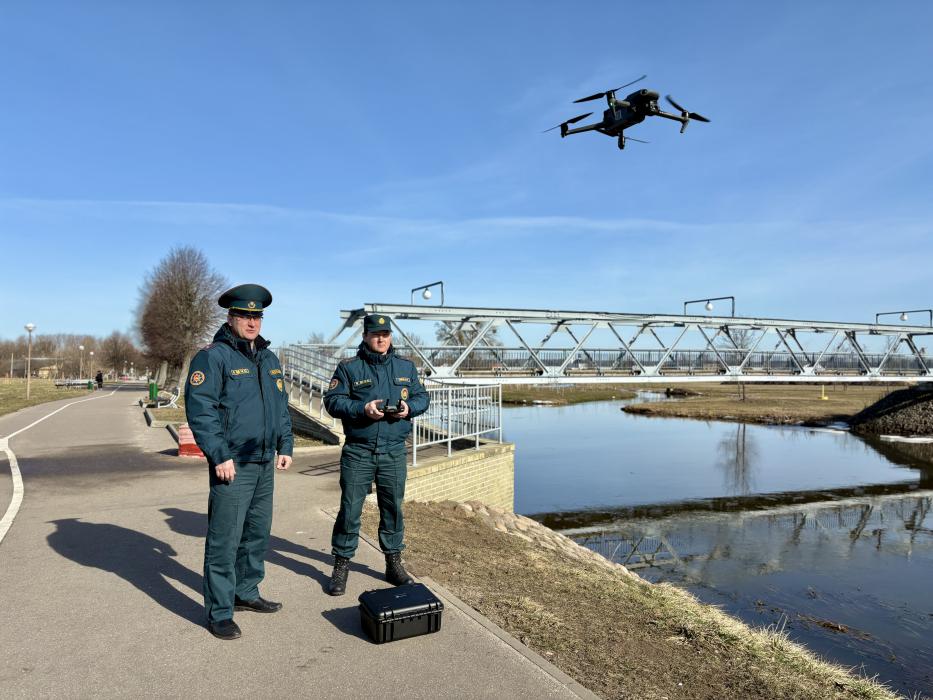 Коварный весенний лед: слонимские спасатели призывают к осторожности на водоемах
