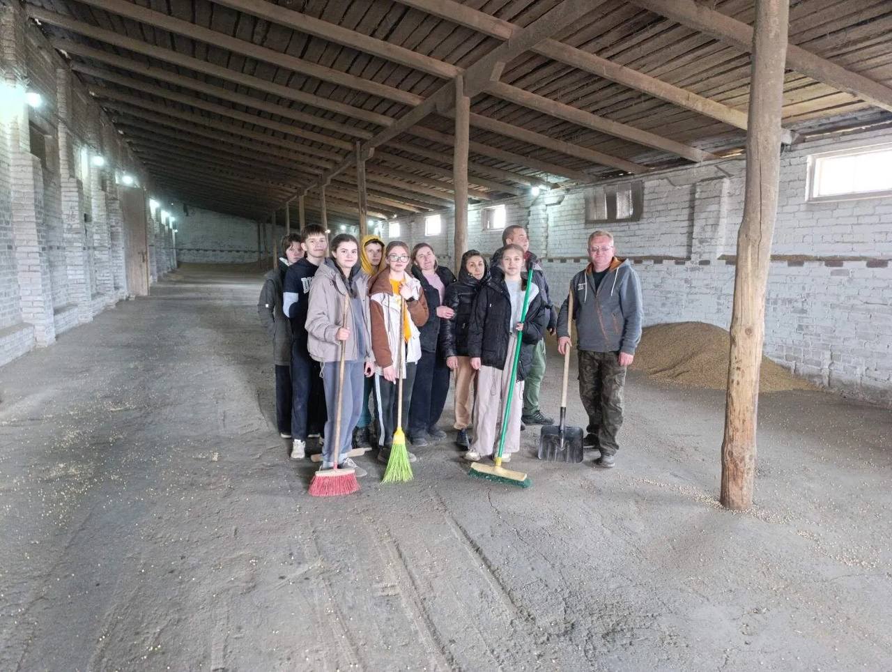 Учащиеся и работники ГУО "Сеньковщинская средняя школа Слонимского района" приняли участие в наведении порядка на земле